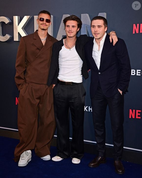 Brooklyn Beckham, Romeo Beckham et Cruz Beckham à l'avant-première du documentaire Beckham de Netflix, le 3 octobre 2023, au Cursor Mayfair de Londres. AGENCE / BESTIMAGE