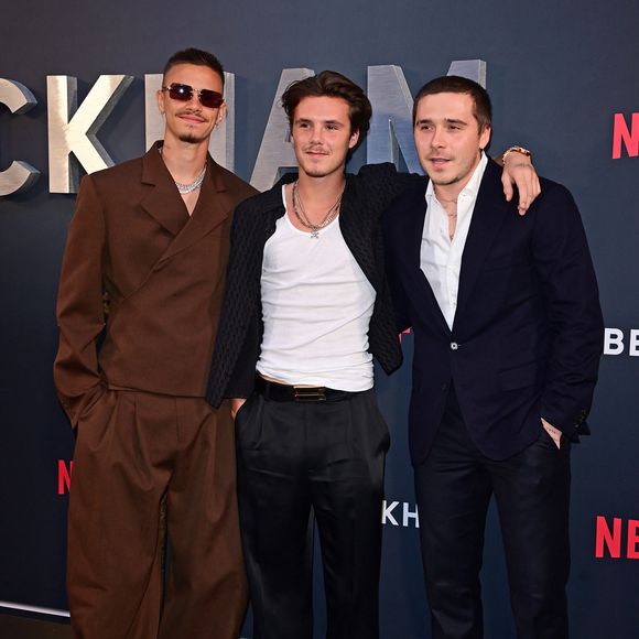 Brooklyn Beckham, Romeo Beckham et Cruz Beckham à l'avant-première du documentaire Beckham de Netflix, le 3 octobre 2023, au Cursor Mayfair de Londres. AGENCE / BESTIMAGE