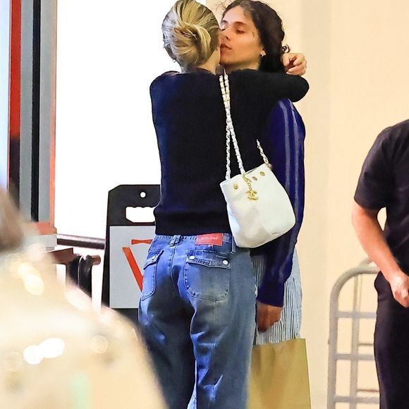 Les photographes ont immortalisé plusieurs gestes tendres entre les deux jeunes femmes, confirmant que leur histoire d’amour est plus solide que jamais...

EXCLUSIF Beverly Hills, Californie   Lily-Rose Depp et sa petite amie, 070 Shake, ont été aperçues en train de s'embrasser à la sortie d'un dîner romantique au restaurant E Baldi à Beverly Hills.