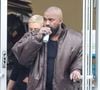 On a enfin la réponse...

Exclusif - Kanye West et sa femme Bianca Censori font le plein d'essence avant d'aller faire des courses à Los Angeles