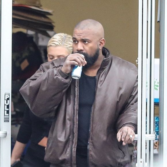 On a enfin la réponse...

Exclusif - Kanye West et sa femme Bianca Censori font le plein d'essence avant d'aller faire des courses à Los Angeles