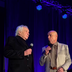 Michel Sardou et le Maire de Bormes-les-Mimosas sur scène lors des voeux, image partagée le 9 janvier 2026.