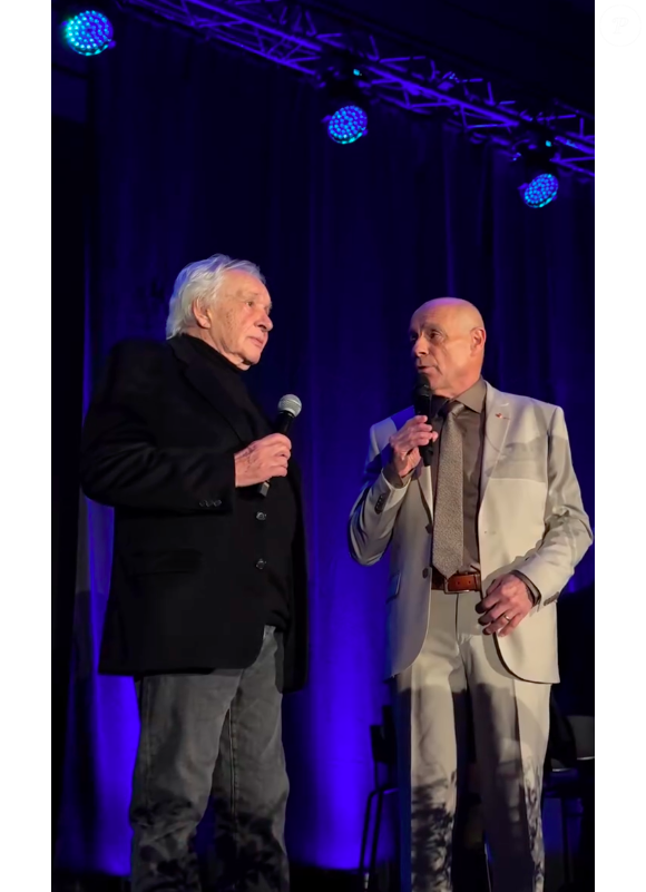 Michel Sardou et le Maire de Bormes-les-Mimosas sur scène lors des voeux, image partagée le 9 janvier 2026.