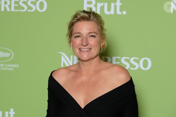 La quotidienne sera désormais diffusée du lundi au samedi, sans l’ancienne déclinaison du samedi C l’hebdo. 

Anne-Elisabeth Lemoine - Soirée Nespresso x Brut 2025 lors du 78ème Festival de Cannes à La Plage Nespresso le 15 mai 2025. © Lionel Urman/Bestimage