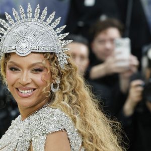Beyoncé fait son entrée sur le tapis rouge du Met Gala 2026 au Metropolitan Museum of Art, le lundi 4 mai 2026 à New York. Photo de John Angelillo/UPI/ABACAPRESS.COM