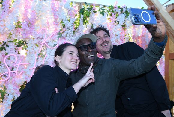 Exclusif - la cheffe Philippine Jaillet (top chef), Lucien Jean-Baptiste, le chef Charles Neyers (top chef) - Le rooftop du Kimpton St Honoré Paris accueille tous les dimanches "Fifi & Charles" (les chefs Philippine Jaillet et Charles Neyers). Le 9 avril 2025. © Rachid Bellak / Bestimage