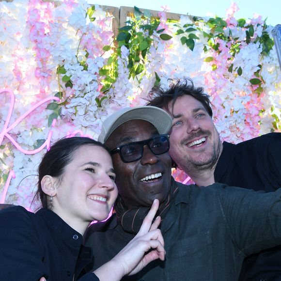 Exclusif - la cheffe Philippine Jaillet (top chef), Lucien Jean-Baptiste, le chef Charles Neyers (top chef) - Le rooftop du Kimpton St Honoré Paris accueille tous les dimanches "Fifi & Charles" (les chefs Philippine Jaillet et Charles Neyers). Le 9 avril 2025. © Rachid Bellak / Bestimage