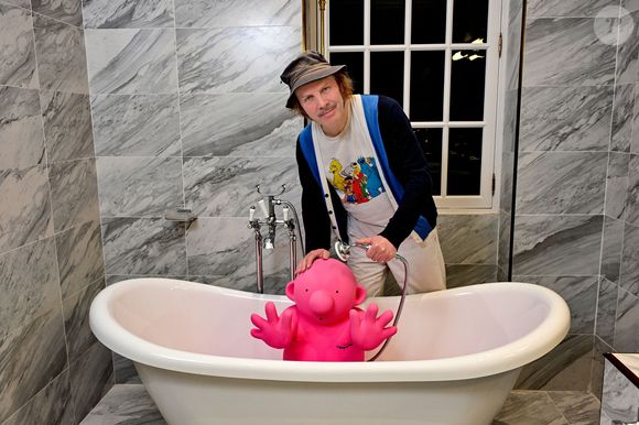 Exclusif -  Le chanteur et artiste Philippe Katerine durant le vernissage de son exposition "Les Mignonismes" installée au Château de Crémat sur les hauteurs de Nice jusqu'au 18 mai 2025. Le château de Crémat est un château construit à Nice dans le département des Alpes-Maritimes en 1906. C'est un domaine viticole faisant partie du vignoble de Bellet, et un lieu de réception. © Bruno Bebert / Bestimage