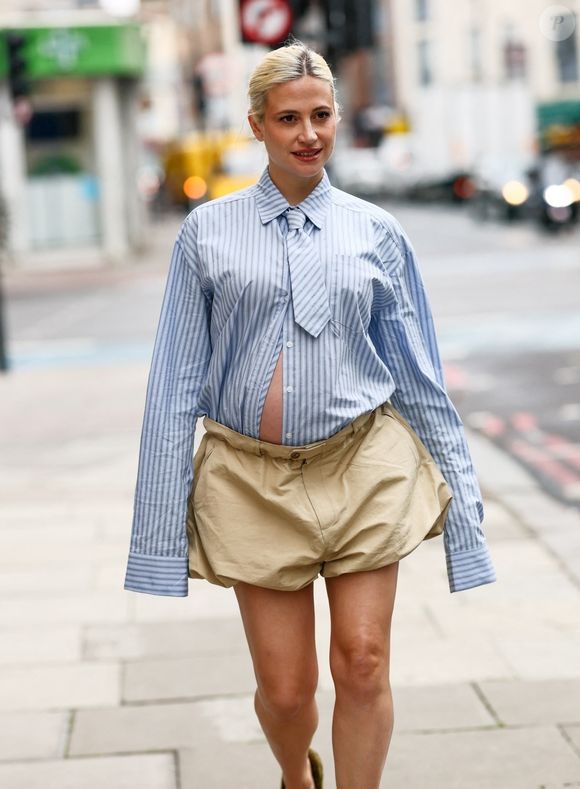 BGUK_3356405 - Londres, ROYAUME-UNI Pixie Lott montre son baby bump en sortant chez Bauer Media à Londres, vêtue d'une chemise rayée et d'un short.



Sur la photo : Pixie Lott