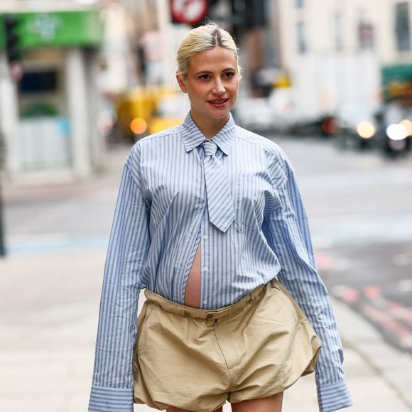 BGUK_3356405 - Londres, ROYAUME-UNI Pixie Lott montre son baby bump en sortant chez Bauer Media à Londres, vêtue d'une chemise rayée et d'un short.



Sur la photo : Pixie Lott