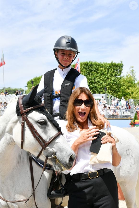Une maman fusionelle mais aussi inquiète. Et notamment lorsque sa fille chérie monte à cheval. 

Giulia Sarkozy sur Valentine et sa mère Carla Bruni lors de la coupe Kids Cup L'Envol lors du Longines Paris Eiffel Jumping le 20 juin 2025

© Perusseau / Veeren / Bestimage