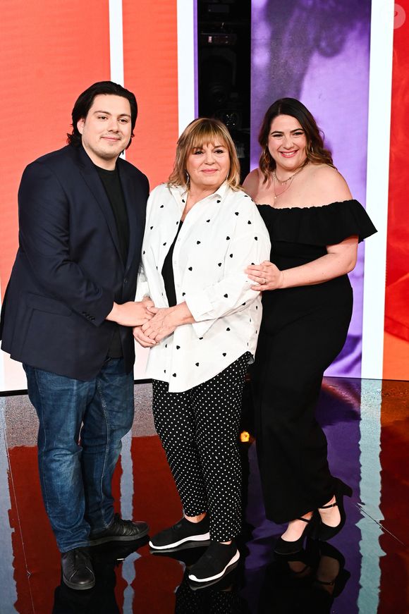 Exclusif - Michele Bernier et ses enfant Charlotte et Enzo Gaccio lors du backstage de l'enregistrement de l'émission "Famille je vous aime" présentée par M. Drucker et qui sera diffusée le 13 juin 2025 sur France 3, aux Studios rive gauche à Paris, France, le 15 avril 2025. © Clovis-Gaffiot/Bestimage
Tout au long de sa carrière, Michel Drucker a interviewé les parents de ses invités pour comprendre leur parcours. Il a tissé des liens avec chacune de leur famille. Voilà comment est née l'idée de " Famille je vous aime ".

Cette émission diffusée en prime time sur France 3, entre la Fête des Mères et la Fête des Pères, a pour thème principal la transmission.

La famille a toujours inspiré les artistes que ce soit en chanson ou en humour. Gad Elmaleh, le parrain de cette première émission sera accompagné de Régine et David, ses parents. Il y aura également Dany Brillant, Anne Roumanoff, Roman Doduick et leur maman, Michèle Bernier, Laurent Voulzy, Gérard Lanvin, Louis Chedid, Michel et Beatrice Leeb et leurs enfants, mais aussi David Hallyday et Olivier de Benoist dont les récents spectacles abordent ce sujet.

Entre émotion et fous rires, nous n'avons pas fini d'aimer ces drôles de Familles !