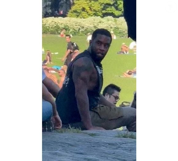 il a vu l’un de ses avocats lâcher l’affaire...

Sean "Diddy" Combs a été aperçu à Central Park la veille de son arrestation. Photo publiée le 17 septembre 2024. Photo par SWNS/ABACAPRESS.COM
