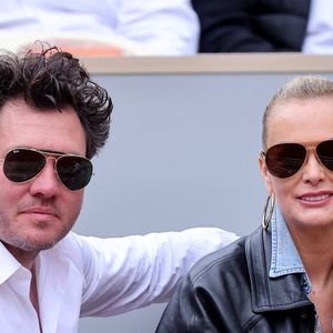 Laeticia Hallyday et son compagnon Frédéric Suant très amoureux dans les tribunes lors des Internationaux de France de Tennis de Roland Garros 2025, à Paris, France, le 26 mai 2025. © Jacovides-Moreau/Bestimage
