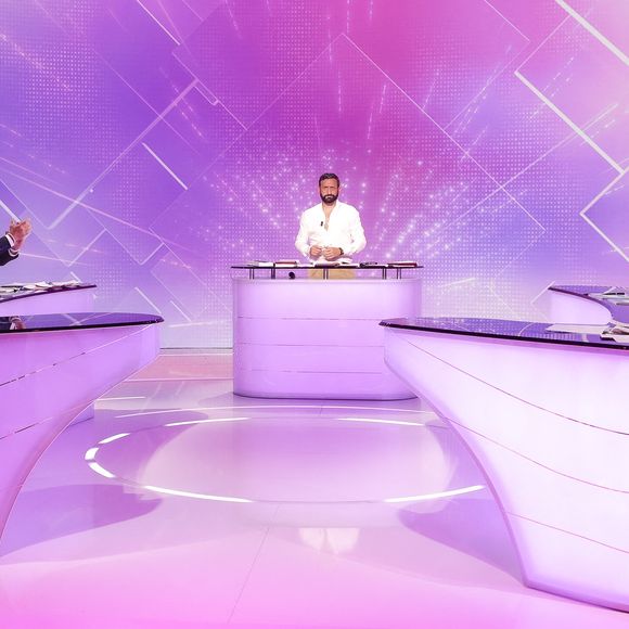 Exclusif - Cyril Hanouna, sur le plateau "Tout beau, tout n9uf" (TBT9) présenté par C.Hanouna, et diffusé en direct sur W9, Paris, France, le 18 septembre 2025. © Jack Tribeca / Bestimage