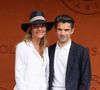 À ses côtés, Gautier Capuçon a choisi une allure chic et décontractée avec un polo blanc, un pantalon clair et une veste bleu marine parfaitement coordonnée à la tenue de sa compagne. 

Julia Neugebauer et Gautier Capuçon au photocall du village lors des Internationaux de France de Tennis de Roland Garros 2026, à Paris, France, le 6 juin 2026. © Jacovides-Moreau/Bestimage