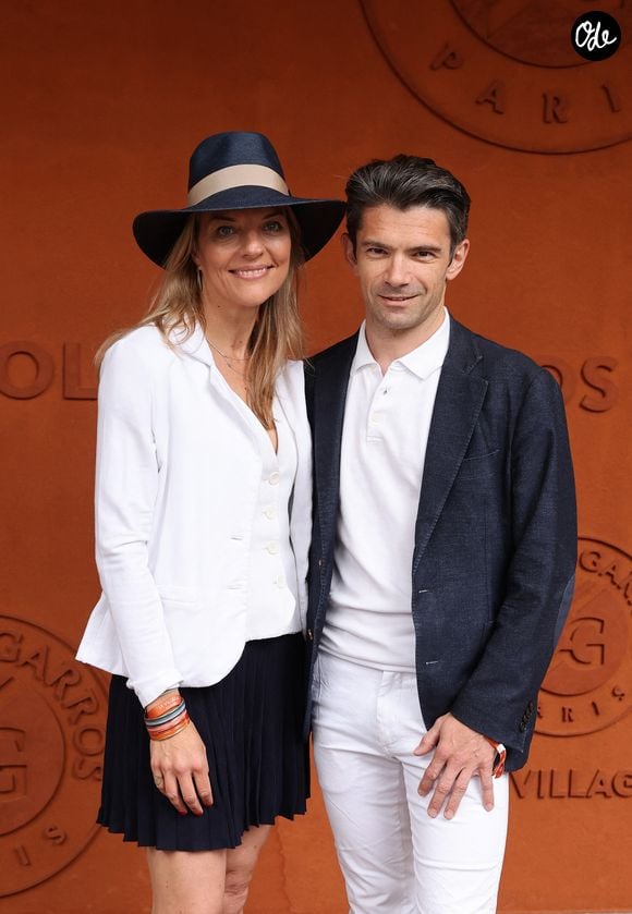 À ses côtés, Gautier Capuçon a choisi une allure chic et décontractée avec un polo blanc, un pantalon clair et une veste bleu marine parfaitement coordonnée à la tenue de sa compagne. 

Julia Neugebauer et Gautier Capuçon au photocall du village lors des Internationaux de France de Tennis de Roland Garros 2026, à Paris, France, le 6 juin 2026. © Jacovides-Moreau/Bestimage