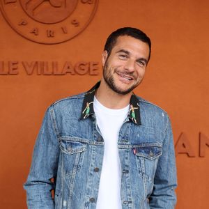 Amir a organisé une séance de dédicaces improvisées.

Amir Haddad au village lors des Internationaux de France de Tennis de Roland Garros 2025, à Paris, France, le 6 juin 2025. © Jacovides-Moreau/Bestimage