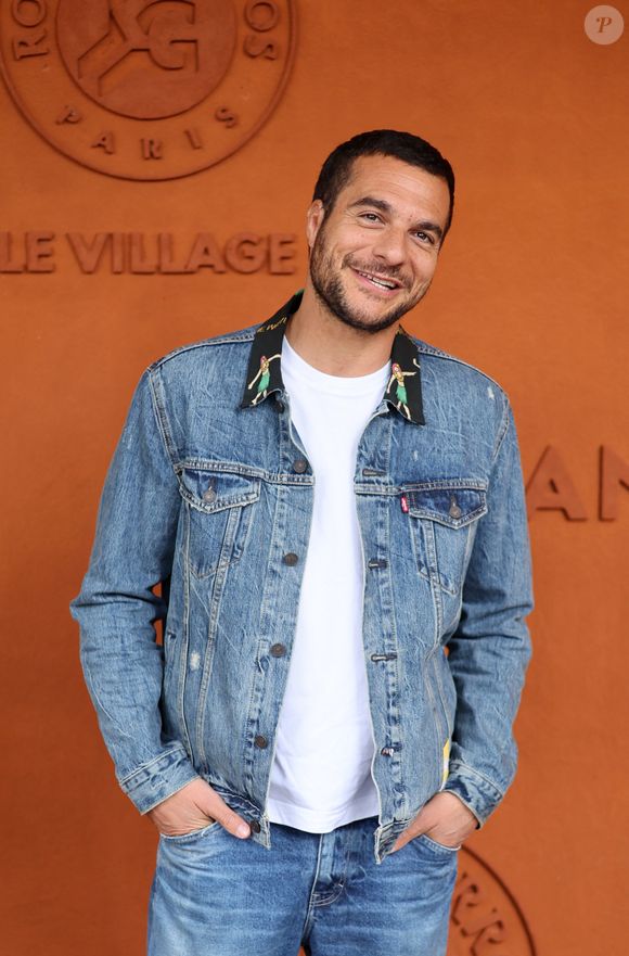 Amir a organisé une séance de dédicaces improvisées.

Amir Haddad au village lors des Internationaux de France de Tennis de Roland Garros 2025, à Paris, France, le 6 juin 2025. © Jacovides-Moreau/Bestimage