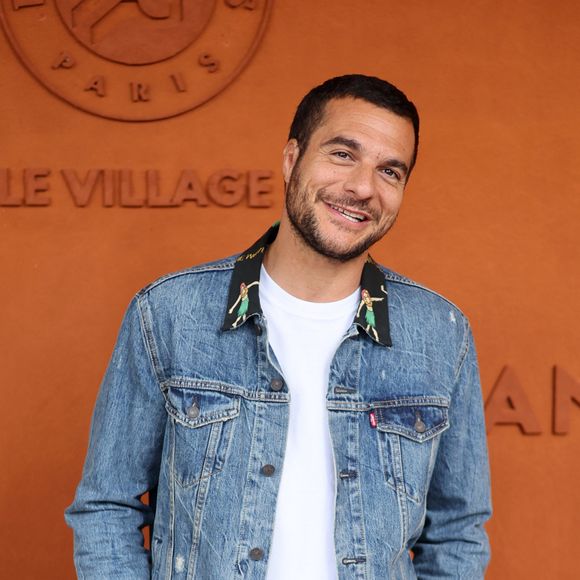 Amir a organisé une séance de dédicaces improvisées.

Amir Haddad au village lors des Internationaux de France de Tennis de Roland Garros 2025, à Paris, France, le 6 juin 2025. © Jacovides-Moreau/Bestimage