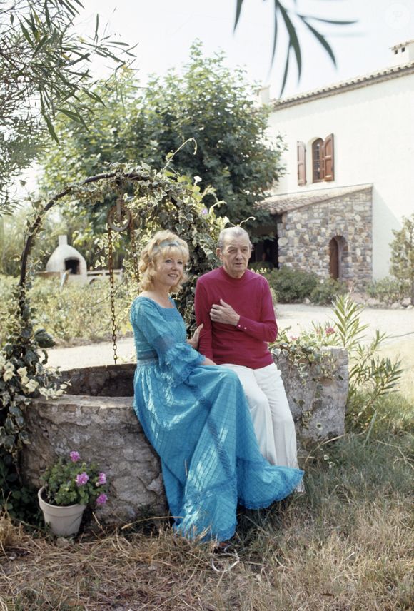 Le château de la Buzine, rêvé par Marcel Pagnol, cristallise les tensions entre la mairie de Marseille et son petit-fils, écarté de la gestion du lieu.

Archives - En France, Jacqueline et Marcel Pagnol dans un jardin, sur le tournage d'une série documentaire en septembre 1972.