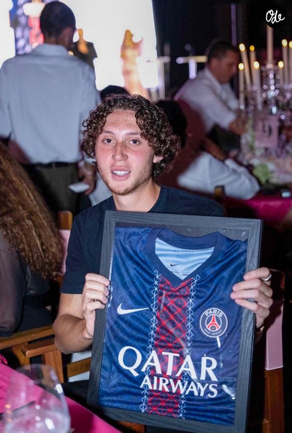 Les deux enfants de David Guetta semblent notamment avoir passé du temps au célèbre restaurant Gigi Ramatuelle, une adresse très prisée des célébrités.

Elvis (fils Cathy Guetta) a acheté le maillot du PSG - Soirée de gala caritative de Cathy Guetta, ambassadrice de la lutte contre la drépanocytose, au Nikki Beach Saint-Tropez le 16 juillet 2026.

© Franz Chavaroche / Bestimage