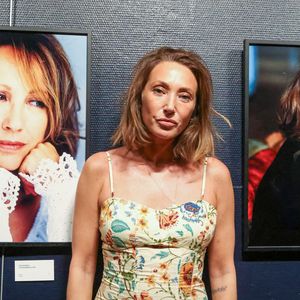 "Elle vous aimait vraiment, énormément", a-t-elle déclaré en évoquant le public. 

Laura Smet, accompagnée des délégués généraux du festival FFA, Marie-France Brière et Dominique Besnehard, ancien agent de l'actrice et ami de longue date, et du maire d'Angoulême Xavier Bonnefont, inaugure la place en hommage à sa mère Nathalie Baye devant le cinéma CGR: au niveau du 30 rue Saint Roch, à Angoulême, France, le 20 août 2026 © Jean-Marc Lhomer/Bestimage