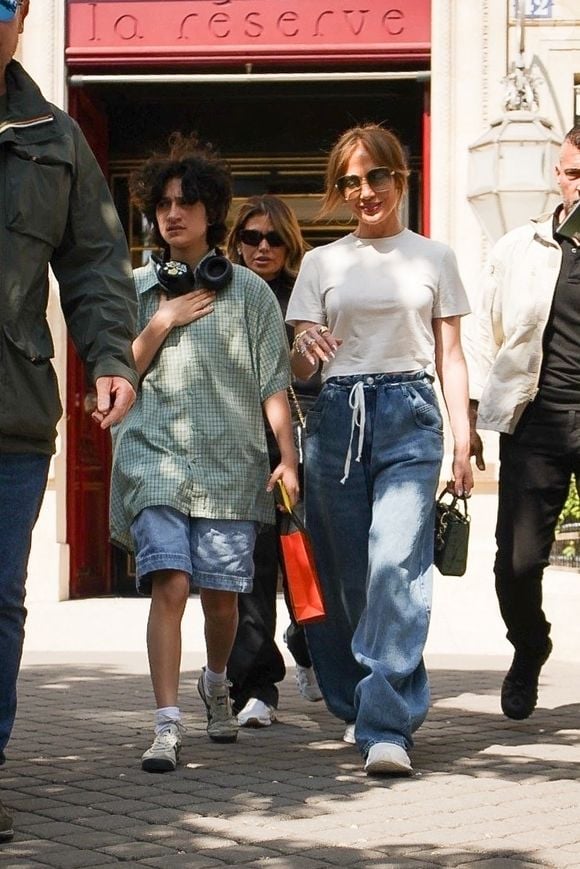 Jennifer Lopez et sa fille Emme à la sortie de l'hôtel La Réserve lors de leurs vacances à Paris, France, le 10 mai 2024.

|Jennifer Lopez passe du bon temps avec sa fille Emme lors de leurs vacances à Paris