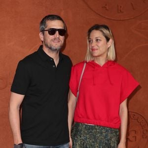 Guillaume Canet et sa compagne Marion Cotillard au village lors des internationaux de tennis de Roland Garros à Paris, le 10 juin 2018.
© Moreau-Jacovides/Bestimage