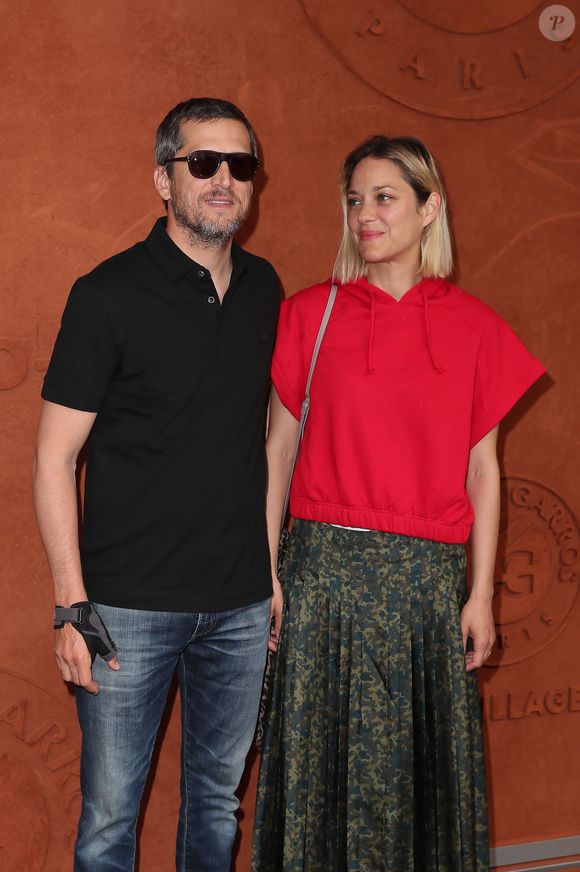 Guillaume Canet et sa compagne Marion Cotillard au village lors des internationaux de tennis de Roland Garros à Paris, le 10 juin 2018.
© Moreau-Jacovides/Bestimage
