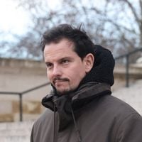 Juan Arbelaez papa : l'ex de Laury Thilleman quitte Paris pour la première fois avec son bébé d'un mois