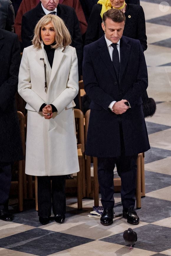 "Avant, il parlait beaucoup plus facilement. Maintenant, il ne le dit pas et ça je comprends parce que s’il y a une chose qu’Emmanuel mérite, c’est le respect.”
Un pigeon de Paris s'invite à la cérémonie aux côtés du président de la République française, Emmanuel Macron et de Brigitte Macron - Messe de consécration du mobilier liturgique de la cathédrale Notre-Dame de Paris, le 8 décembre 2024. Joyau de l’art gothique, lieu de culte et de culture, symbole universel de la France et de son histoire, la cathédrale de Notre-Dame de Paris rouvre ses portes les 7 et 8 décembre, cinq ans après le terrible incendie ravageur, survenu le 15 avril 2019. 
© Cyril Moreau / Bestimage