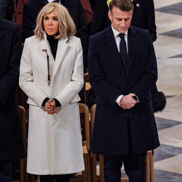 "Avant, il parlait beaucoup plus facilement. Maintenant, il ne le dit pas et ça je comprends parce que s’il y a une chose qu’Emmanuel mérite, c’est le respect.”
Un pigeon de Paris s'invite à la cérémonie aux côtés du président de la République française, Emmanuel Macron et de Brigitte Macron - Messe de consécration du mobilier liturgique de la cathédrale Notre-Dame de Paris, le 8 décembre 2024. Joyau de l’art gothique, lieu de culte et de culture, symbole universel de la France et de son histoire, la cathédrale de Notre-Dame de Paris rouvre ses portes les 7 et 8 décembre, cinq ans après le terrible incendie ravageur, survenu le 15 avril 2019. 
© Cyril Moreau / Bestimage