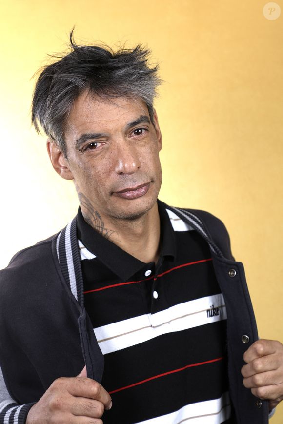 Une photo montre sa jambe immobilisée après une probable opération lourde.

Portrait de Georges Alain Jones à Paris, le 16 septembre 2025.
© Cédric Perrin/Bestimage