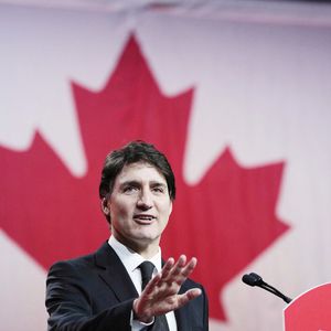 ou encore Justin Trudeau font partie de l'arbre généalogique du souverain pontife ! 

9 mars 2025, Ottawa (Ontario), Canada : Le Premier ministre Justin Trudeau prend la parole lors de l’annonce de la direction du Parti libéral à Ottawa, le dimanche 9 mars 2025.