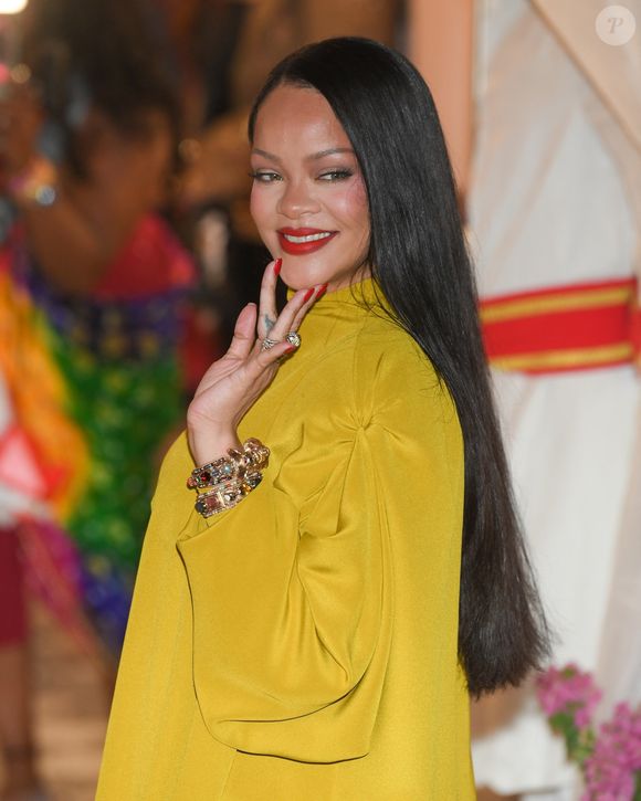 Ce choix très original a rapidement fait réagir les internautes sur les réseaux sociaux.

Rihanna a illuminé la salle dans un ensemble jaune saisissant lors du lancement de Fenty Beauty à Mumbai. Photo par Backgrid USA / Bestimage