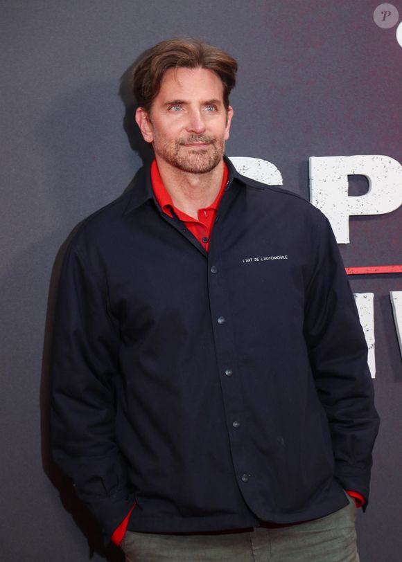 Côté anecdotes, Mélanie Taravant a rapidement souligné sa ressemblance avec l’acteur américain Bradley Cooper. 

Bradley Cooper à la première de "Springsteen: Deliver Me From Nowhere". Festival de Londres 2025 Backgrid UK/ Bestimage