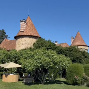 La piscine du chateau du domaine des Étangs à Massignac
