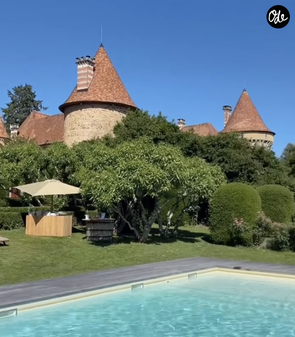 La piscine du chateau du domaine des Étangs à Massignac