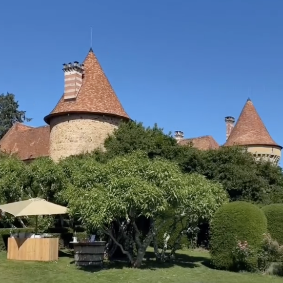 La piscine du chateau du domaine des Étangs à Massignac