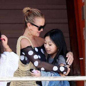 Laeticia Hallyday accompagnée de son compagnon Frédéric Suant et de sa fille Joy sont aller accueillir Jade à l'aéroport de Saint-Barthélemy-Rémy-de-Haenen où tout le monde se retrouve pour le 50ème anniversaire de Laeticia, à Saint-Jean, Saint-Barthélémy, Antilles françaises, France, le 15 mars 2025. Photo : DOMINIQUE JACOVIDES / BESTIMAGE