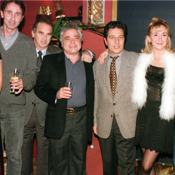 L'industrie du cinéma est parfois complexe
Clémentine Célarié, Thierry Lhermitte, Alain Terzian, Christian Clavier, Marie-Anne Chazel et Patrick Mazet - L'équipe du film "Les soeurs soleil" fête le dernier tour de manivelle au bus palladium à Paris RINDOFF-BORDE / BESTIMAGE