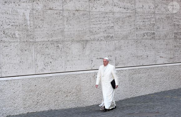 Selon son certificat de décès, "le pape François a succombé à un accident vasculaire cérébral, qui a provoqué un coma et une défaillance cardiocirculatoire irréversible".

Jorge Mario Bergoglio, plus connu sous son nom de règne, François, est mort ce lundi 21 avril à 88 ans. Né en 1936 à Buenos Aires en Argentine, Jorge Mario Bergoglio était le premier pape non-européen depuis le VIIIe siècle.

Photo : Backgrid UK/ Bestimage
