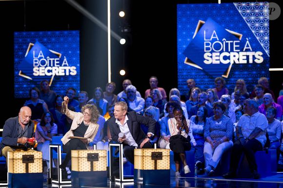 Exclusif - François Berléand, Mireille Dumas et Garou lors de l'enregistrement de l'émission "La Boîte à secrets", présentée par F.Bollaert et diffusée le 26 septembre 2025 sur France 3, dans les studios du Lendit à Saint-Denis, Seine Saint-Denis, France, le 8 septembre 2025. © Pierre Perusseau/Bestimage