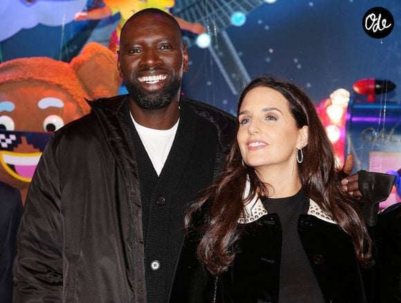 Aujourd'hui, l'acteur et la présidente de l'association CéKeDuBonheur veillent sur leurs cinq enfants, qui ont bien grandi. 

Omar Sy et sa femme Hélène - Lancement de "1,2,3... Noël" lors de l'inauguration des vitrines et du sapin de Noël 2021 des Galeries Lafayette Haussmann 2021 à Paris. Le 17 novembre 2021