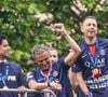 Luís Campos, Nasser al-Khelaïfi et Luis Enrique - Les joueurs du PSG paradent sur les Champs-Elysées après leur victoire historique (5-0) en finale de la Ligue Des Champions 2025. Paris, le 1er juin 2025. © Charles Cohen-Boyer/Bestimage