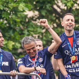Luís Campos, Nasser al-Khelaïfi et Luis Enrique - Les joueurs du PSG paradent sur les Champs-Elysées après leur victoire historique (5-0) en finale de la Ligue Des Champions 2025. Paris, le 1er juin 2025. © Charles Cohen-Boyer/Bestimage