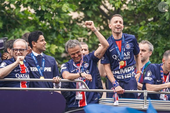 Luís Campos, Nasser al-Khelaïfi et Luis Enrique - Les joueurs du PSG paradent sur les Champs-Elysées après leur victoire historique (5-0) en finale de la Ligue Des Champions 2025. Paris, le 1er juin 2025. © Charles Cohen-Boyer/Bestimage