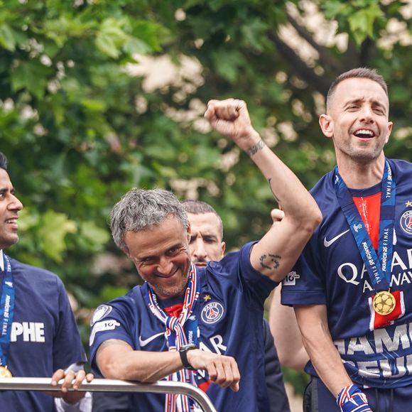 Luís Campos, Nasser al-Khelaïfi et Luis Enrique - Les joueurs du PSG paradent sur les Champs-Elysées après leur victoire historique (5-0) en finale de la Ligue Des Champions 2025. Paris, le 1er juin 2025. © Charles Cohen-Boyer/Bestimage