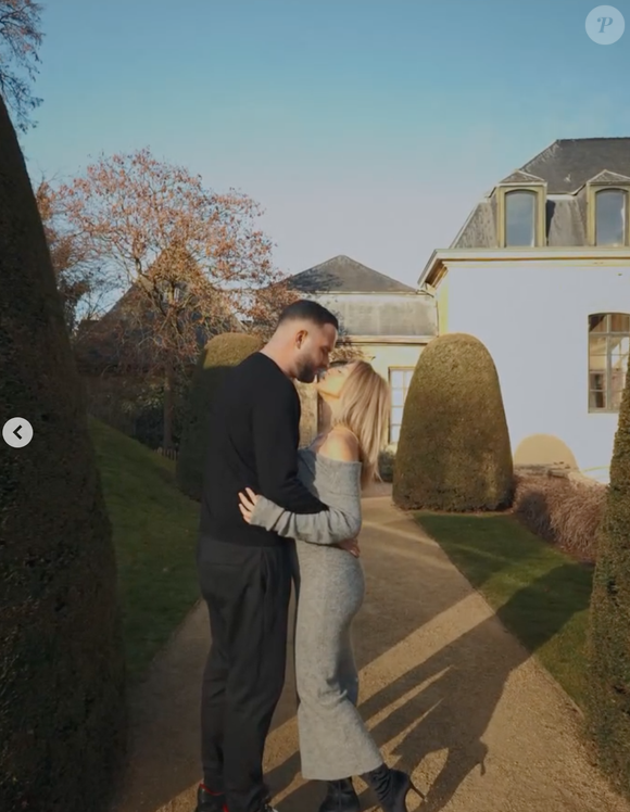 De nombreux candidats de télé-réalité ont félicité les futurs parents.

Nikola Lozina et Stephanie Clerbois annoncent attendre un enfant. Capture Instagram